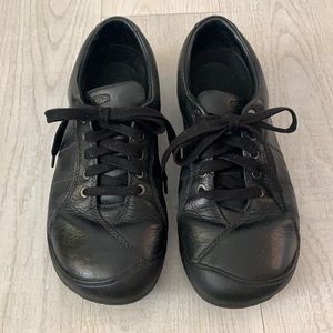 Keen black leather shoe. Size 9.
